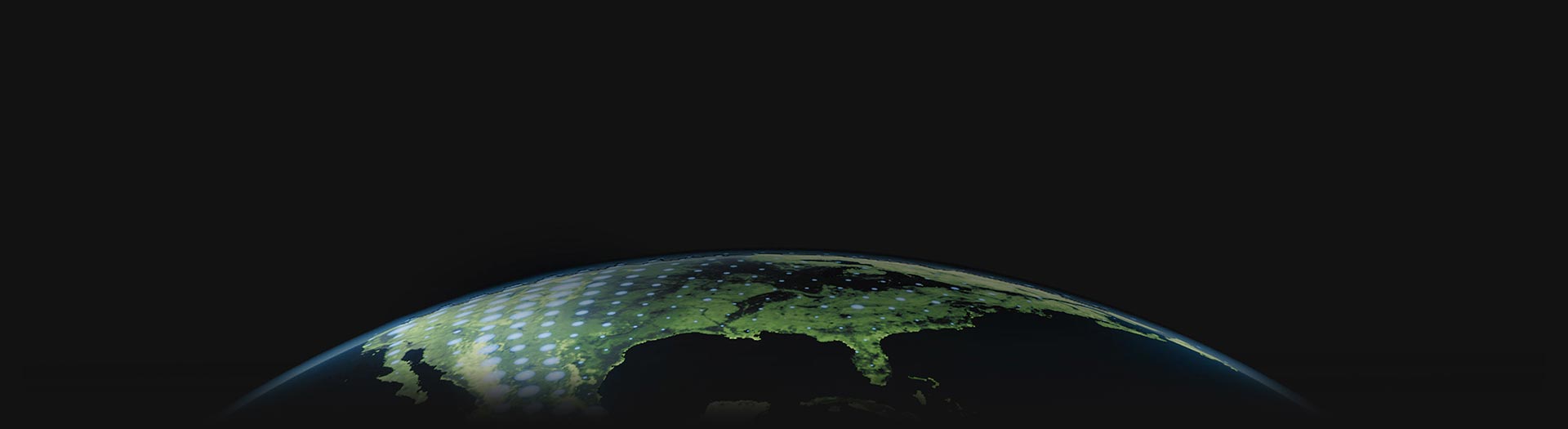 Une ligne bleue légèrement incurvée sur un arrière-plan noir représente un globe numérique de la Terre, avec de subtiles lumières bleues indiquant les couches de données superposées au-dessus