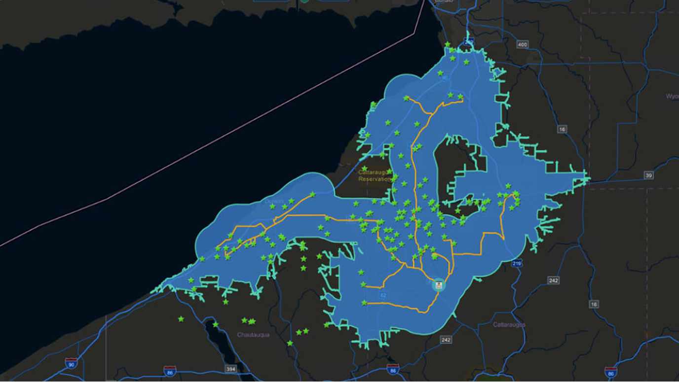 Carte à thème sombre montrant des polygones bleus et des zones en surbrillance, illustrant des modèles spatiaux pour l’analyse de l’activité criminelle