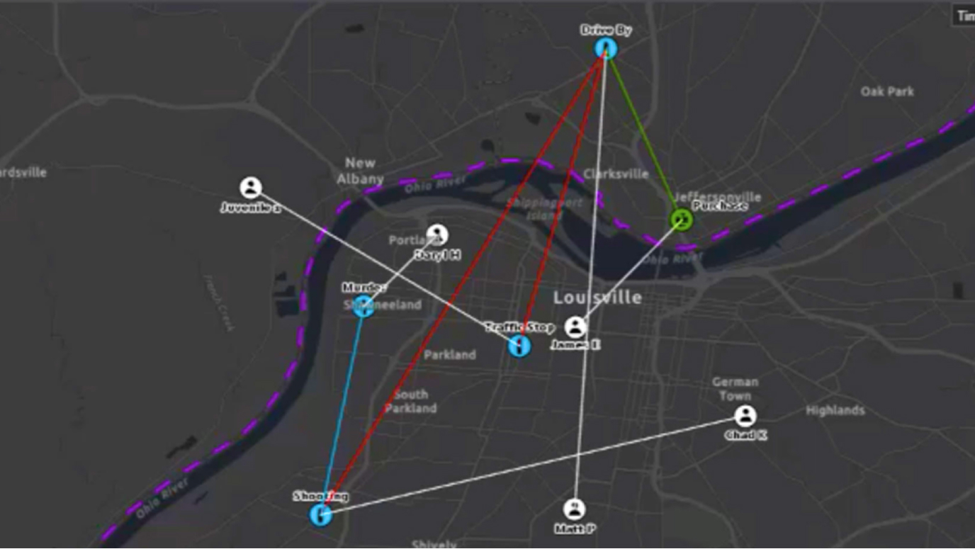 Carte avec des lignes multicolores reliant des points, représentant une enquête sur un vaste réseau criminel