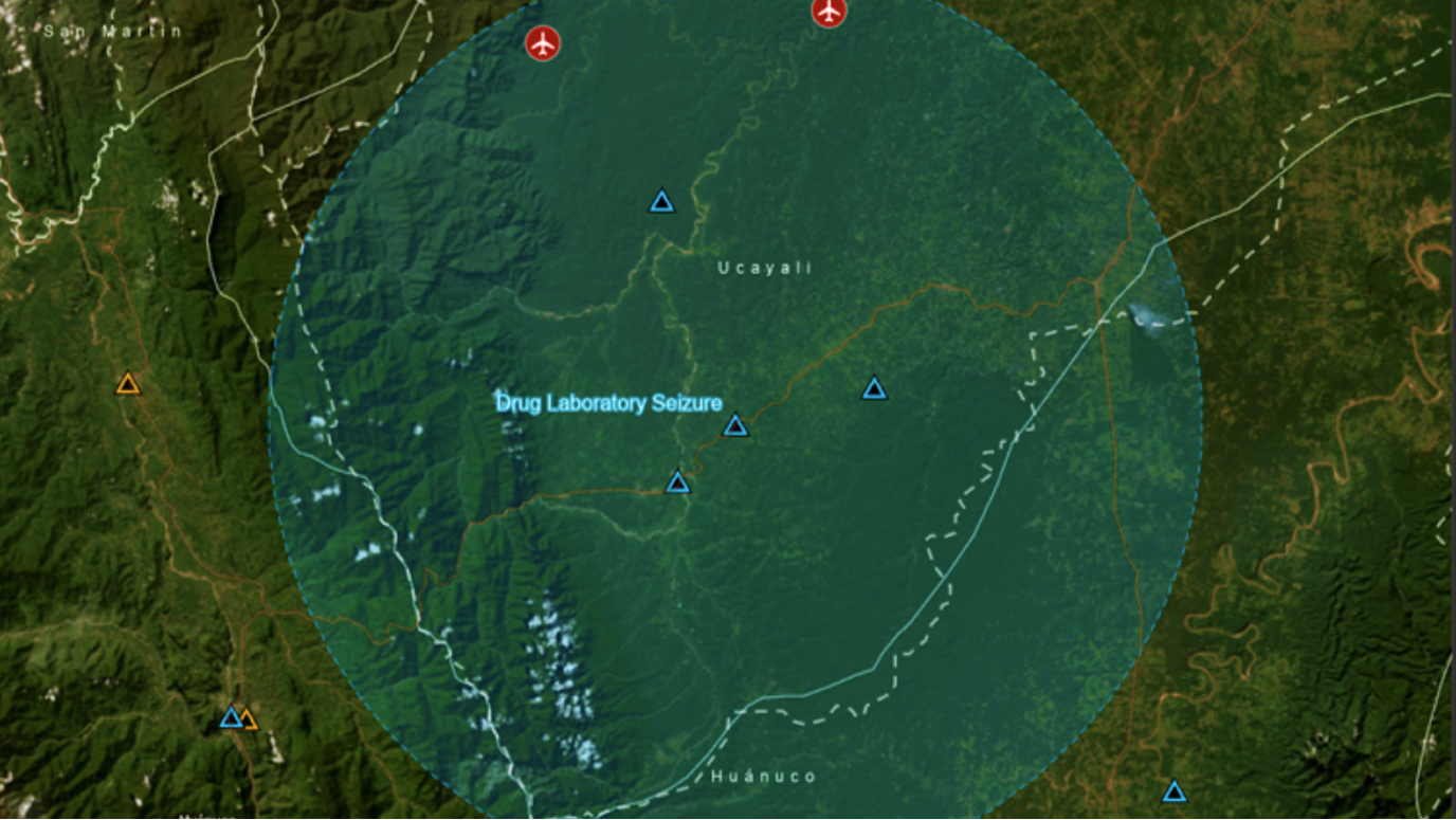 Superposition circulaire verte sur une carte satellite, illustrant les tendances du trafic de drogue