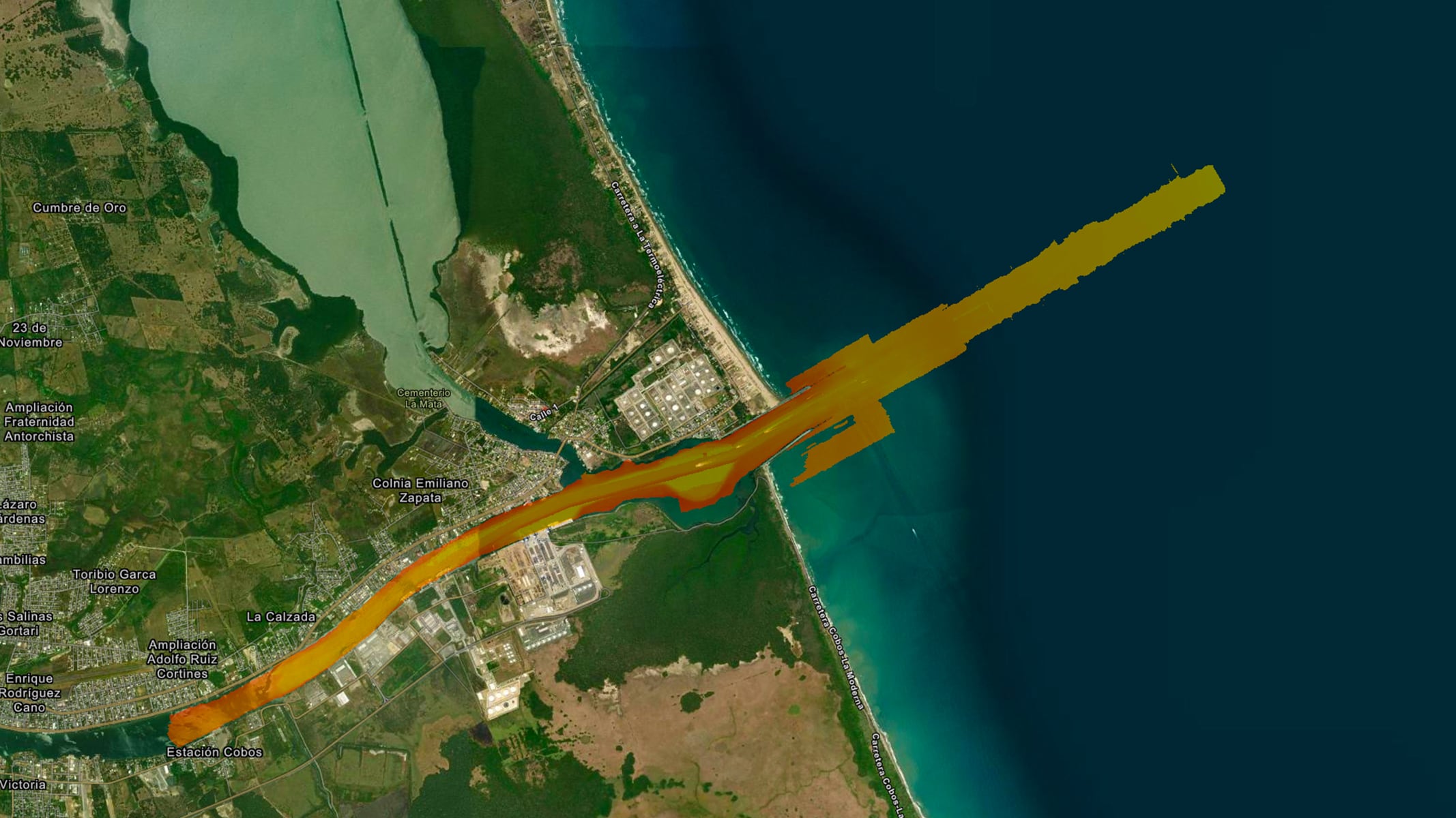 Vue satellite d’une région côtière avec terre verte et sédimentation marron