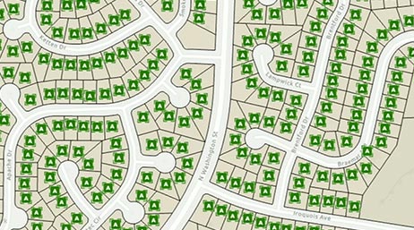 Carte des ressources d’un quartier résidentiel comportant des icônes vertes pour chaque parcelle avec un bouton de lecture en superposition