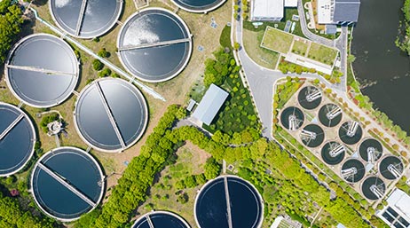 Vue aérienne d’une station d’épuration avec un bouton de lecture en superposition