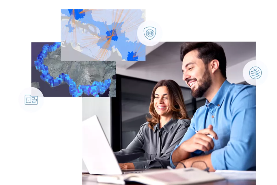 Deux collègues souriant collaborent sur un ordinateur portable avec des représentations graphiques de visualisations de données, des icônes de sécurité et des connexions réseau autour d’eux.