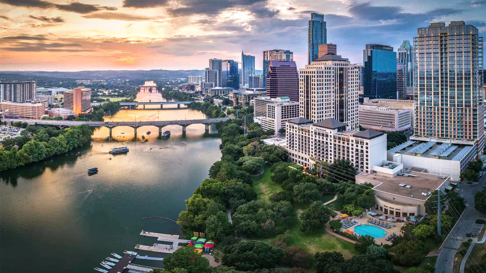 Vue aérienne des grattes-ciel d’Austin, Texas au soleil couchant.