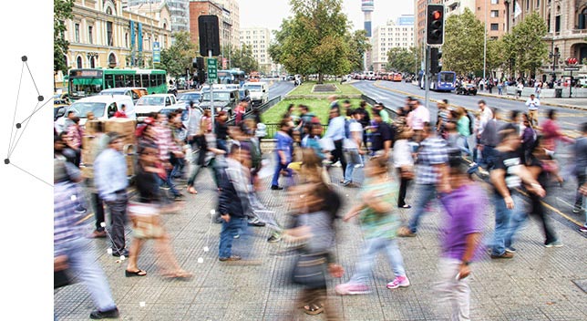 Foule traversant une rue embouteillée en empruntant un passage piétons