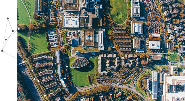 Vue aérienne d’un ensemble de bâtiments sur un champ vert