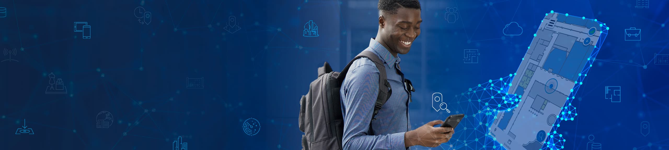 Un homme souriant portant un sac à dos regarde son téléphone portable, avec un plan d’étage de bâtiment et des icônes de localisation affichées en superposition numérique