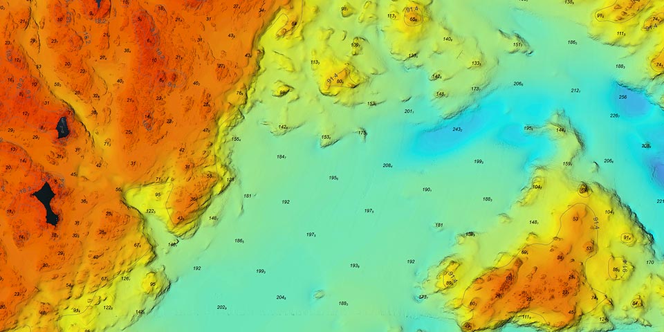 Une carte marine avec des contours bathymétriques qui montrent la topographie du fond marin dans une gamme de couleurs 