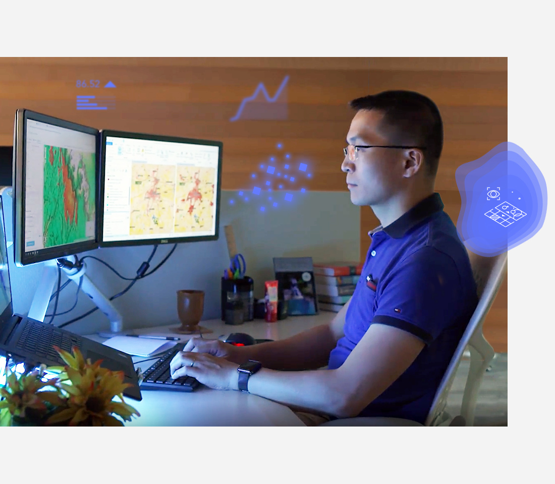 Personne travaillant sur des images et rasters ArcGIS.