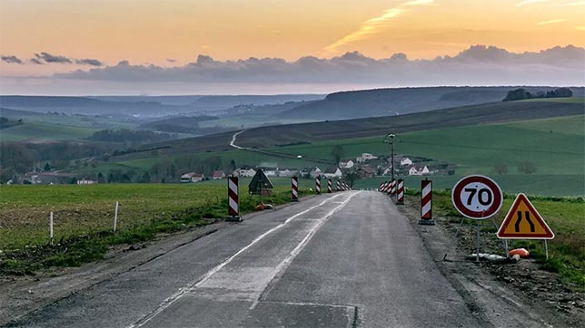 Avion d’une compagnie aérienne commerciale atterrissant sur la ligne jaune d’une piste
