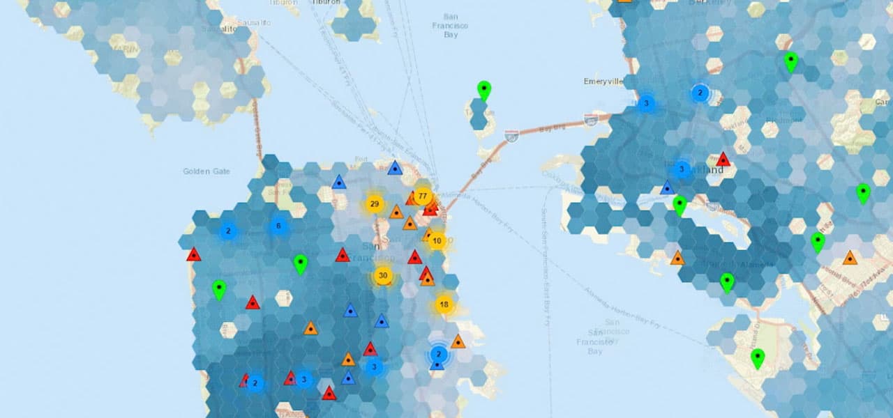 Carte de Salesforce Maps qui illustre des localisations de comptes à San Francisco et Oakland, en Californie