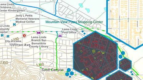 Plan de rues beige d’une ville avec des routes mises en évidence en gris, bleu et vert