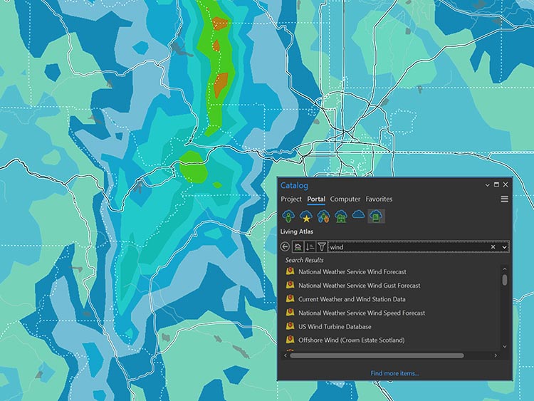 Une carte numérique avec différentes couleurs de bleu, vert et orange affiche les prévisions en matière de précipitations, accompagnée d’une fenêtre montrant l’outil de catalogue de données dans ArcGIS Pro
