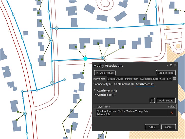 Une carte numérique montre les connexions dans un réseau électrique, avec le panneau Modify Associations (Modifier des associations) ouvert dans ArcGIS Pro pour mettre à jour les données