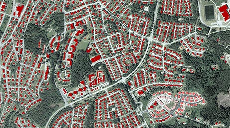 Zone aménagée avec des structures mises en évidence en rouge et entourées d’espaces verts 