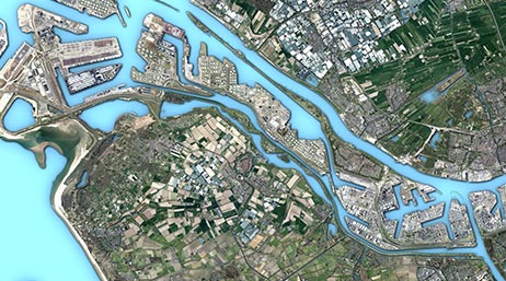 Vue satellite d’un territoire densément développé près d’un plan d’eau