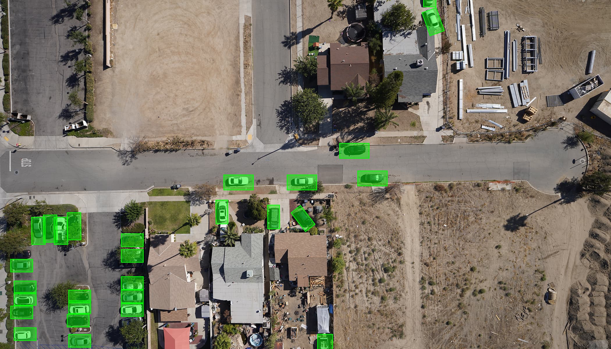 Vue aérienne d’un quartier résidentiel sur laquelle l’IA a mis en évidence les voitures en les plaçant dans des rectangles verts