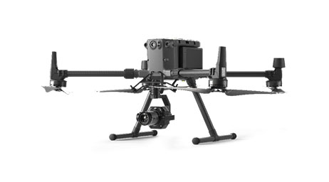 Drone noir doté de quatre hélices, de capteurs et d’une caméra
