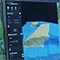 Modèle 3D montrant une trajectoire de drone nette au-dessus d’une vaste étendue sauvage et d’une rivière, toutes deux de couleur verte