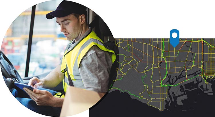 Chauffeur examinant un appareil mobile à l'intérieur d'un véhicule et conditions de circulation affichées sur un fond de carte avec des lignes jaunes et grises