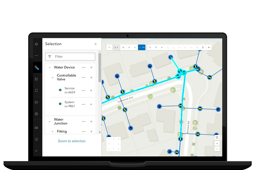 Ordinateur portable sur laquelle s’affiche une carte comportant des lignes et des points bleus connectés représentant une interface de mise à jour de système de distribution d’eau 
