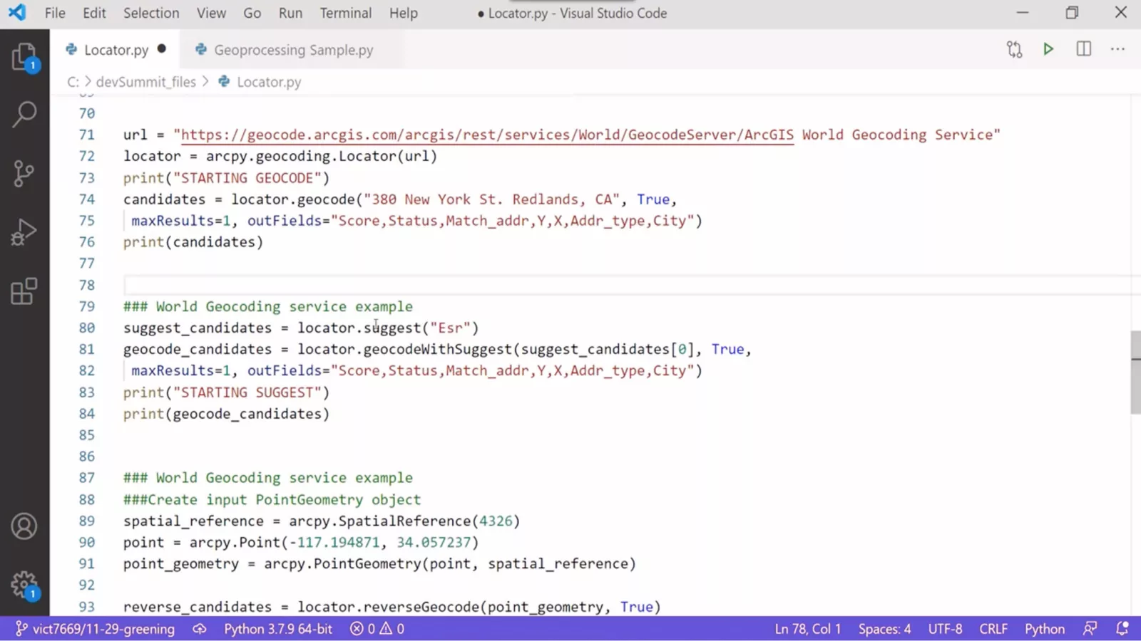 Texte noir et rouge sur un arrière-plan blanc représentant une interface web Visual Studio avec du code de développement 