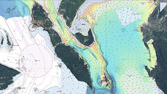 Carte numérique d’étendues de terre et d’eau avec des coordonnées éparpillées représentant une carte nautique