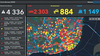 Tableau de bord numérique avec une carte au milieu présentant des points de données jaunes et rouges et des données numériques en haut et à droite
