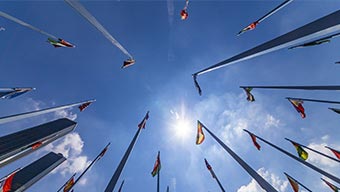 Vue du sol de mâts porte-drapeaux avec des drapeaux des Nations Unies