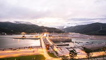Ponton et plan d’eau avec des montagnes en arrière-plan