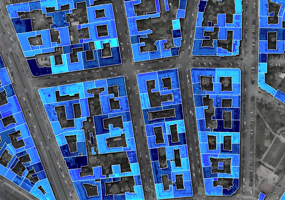 Carte d’emprises de bâtiment dont les emprises sont affichées dans diverses nuances de bleu. 