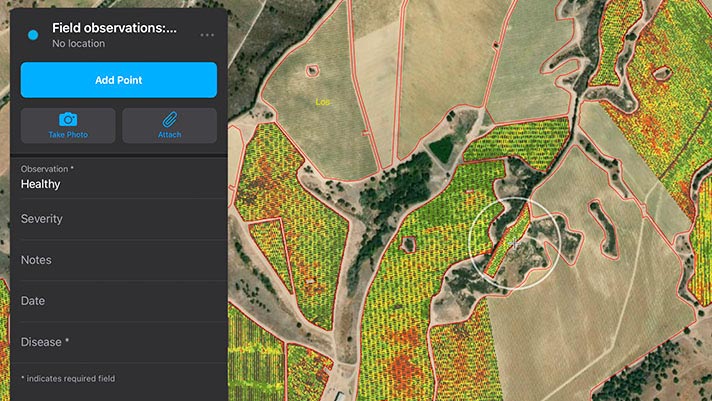 Capture d’écran d’une application avec une vue numérique du terrain à droite et un tableau de bord simple à gauche, dans lequel il est possible d’entrer des informations ou une photo