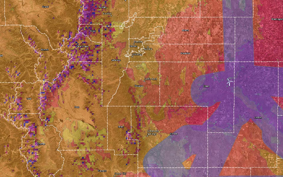 Carte montrant l'analyse des parcelles de territoire, et calculant les meilleurs endroits où placer des parc à éoliennes en Arizona.