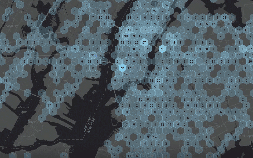 Fond de carte sombre avec des hexagones aux différentes valeurs numériques apparaissant et disparaissant en temps réel.