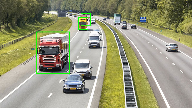 Véhicules sur une autoroute à 4 voies avec un grand camion semi-remorque rouge mis en évidence dans un rectangle vert