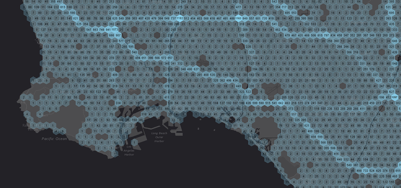 Fond de carte sombre contenant entre autres Los Angeles Harbor avec des hexagones aux différentes valeurs numériques.