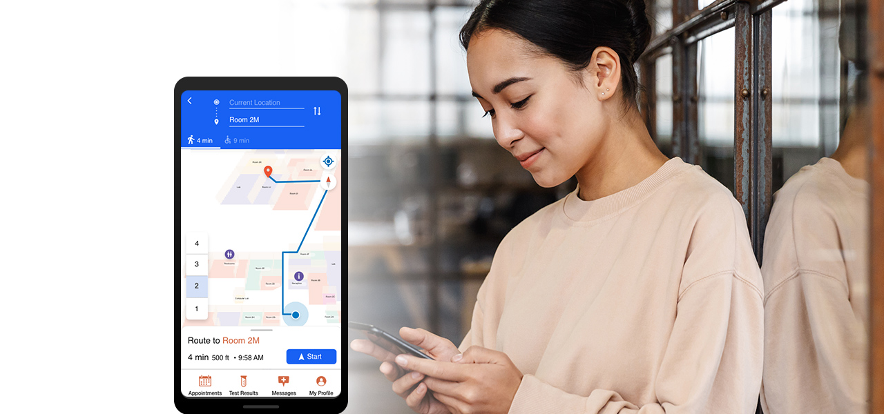 Femme dans des bureaux qui utilise un téléphone portable à côté de l’image en encart d’un écran de téléphone qui illustre une carte indoor avec un itinéraire en bleu