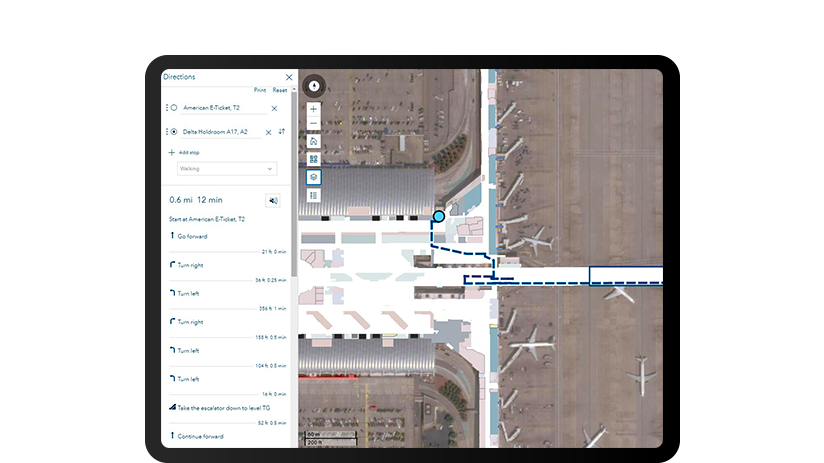Écran de tablette illustrant une vue aérienne d’un terminal d’aéroport avec une feuille de route détaillée sur la gauche