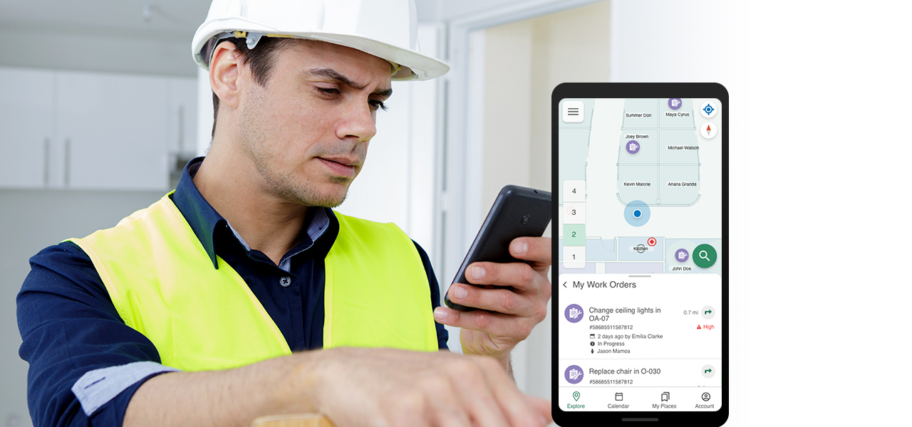 Technicien de maintenance portant un casque de sécurité et un gilet jaune qui utilise un téléphone portable à côté de l’image en encart d’un écran de téléphone qui illustre une carte 