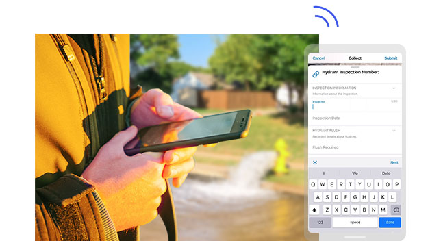 Personne tenant un téléphone mobile et saisissant la localisation d’une bouche d’incendie qui déverse de l’eau à l’arrière-plan