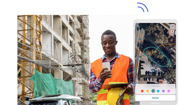 Opérateur de terrain tenant un téléphone mobile, un casque de chantier et un porte-bloc sur un site de construction. Capture d’écran du téléphone affichant la zone entourée en vert.