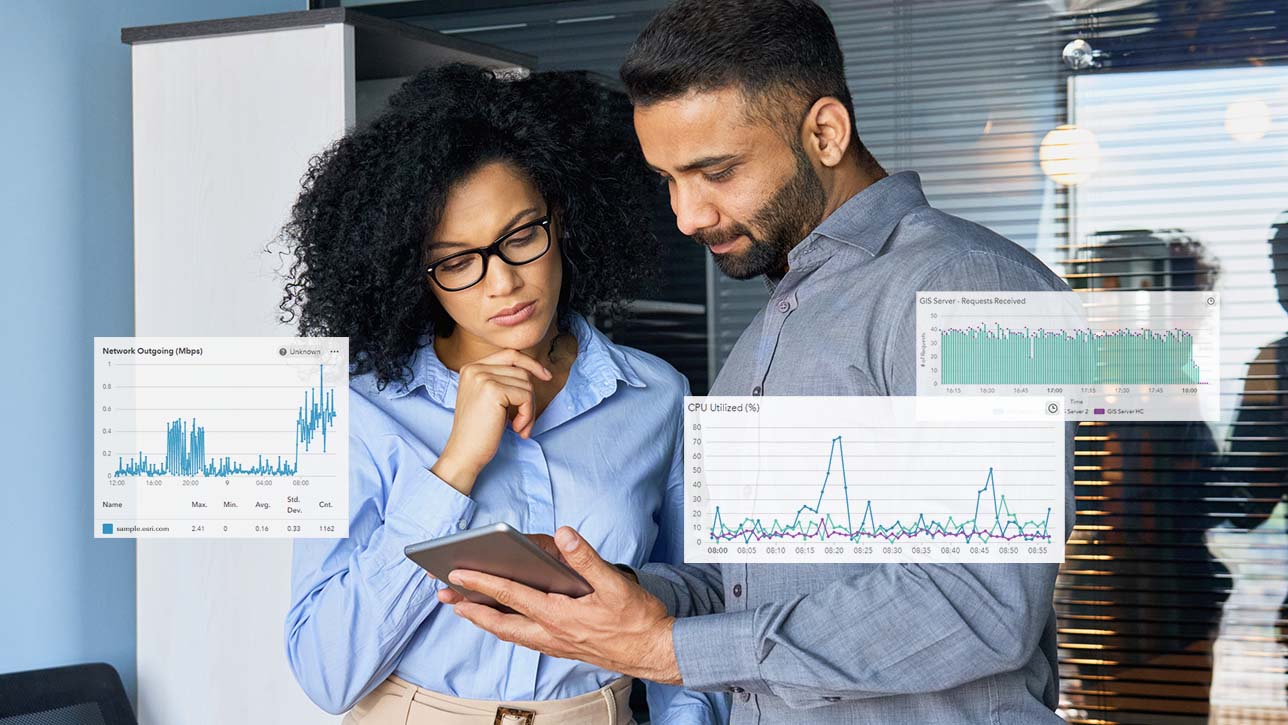 Homme et femme dans une salle de serveurs regardant une tablette avec des représentations de diagramme linéaire superposées sur l'image 