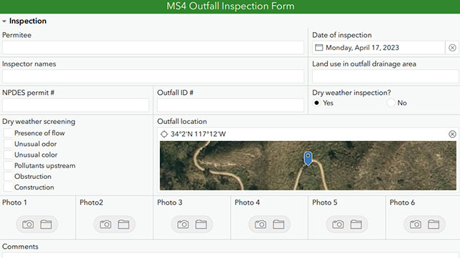 Interface ArcGIS Survey123 affichant un formulaire avec de nombreux champs, recouverte par un bouton de lecture
