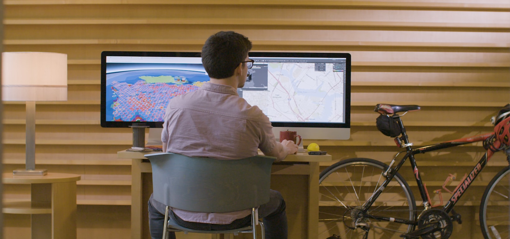Homme utilisant ArcGIS Maps for Adobe Creative Cloud