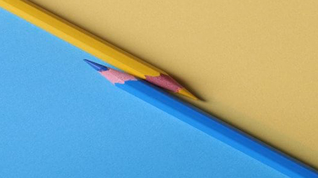 Un crayon jaune et un crayon bleu sur la diagonale d’un rectangle formant un triangle jaune et un triangle bleu