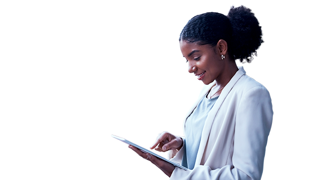 Femme se tenant debout et utilisant une tablette à côté d’une carte indoor numérique comportant des bâtiments bleus et un itinéraire mis en évidence en orange