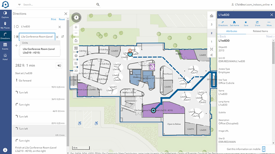 Carte indoor 2D d’un immeuble de bureaux qui représente les bureaux en gris et un itinéraire mis en évidence en bleu avec des fenêtres contextuelles et du texte