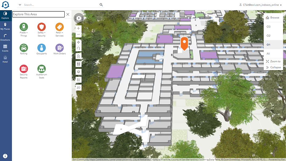 Carte indoor d’un campus avec des zones mises en évidence en gris et en bleu et une flèche de GPS orange, située à côté d’une fenêtre contextuelle contenant des icônes rondes
