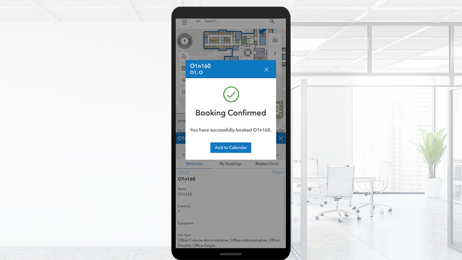 Écran de téléphone mobile affichant une fenêtre contextuelle qui indique que la réservation est confirmée dans ArcGIS Indoors Spaces